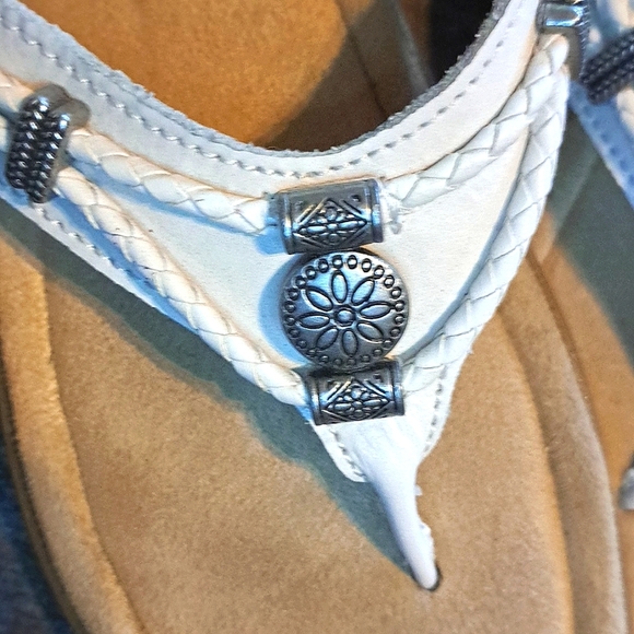 Minnetonka White and Tan Sandals with Buckle Detail Size 6 - Picture 6 of 9